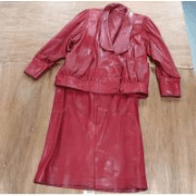 Vintage luxe/exclusieve dames jassen en kleding uit de nalatenschap van een zeer welgestelde dame. Startbod €1,00.
