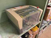 Online auction Diverse kantoor en ICT goederen waaronder monitoren, Desktop PC's, printers en randapparatuur als camera's, switches en powersupply Ex US Army