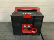 Online-Versteigerung Partijen gereedschap, kantoorinventaris, detailhandelgoederen, decoratie en olijfbomen