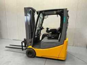 Vente aux enchères en ligne Voorraad heftrucks, quads, reinigingsmachines en gereedschappen