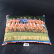 Online veiling Wereldkampioenschap Oranje spullen. Startbod een kwartje. Tenzij bij kavel anders vermeld, gratis verzending in Nederland v.a. € 29,95. OOZZOO Lunteren